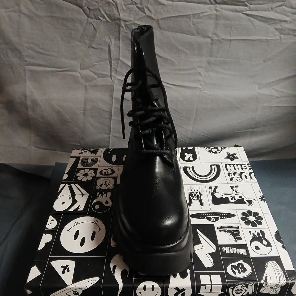 KOI RANCOR BLACK SIZE 8 LACE UP BOOTS