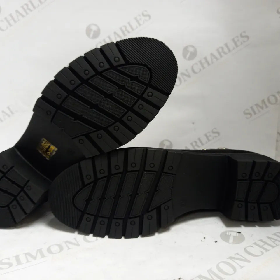 DESIGNER STUD DETAIL CHELSEA BOOTS UK SIZE 7.5