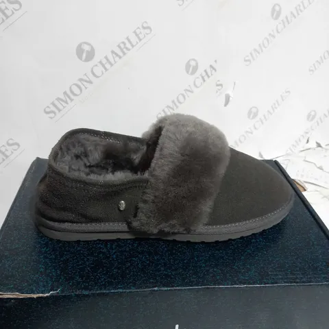 BOXED PAIR OF EMU AUSTRALIA SLIPPER IN CHARCOAL SIZE 6