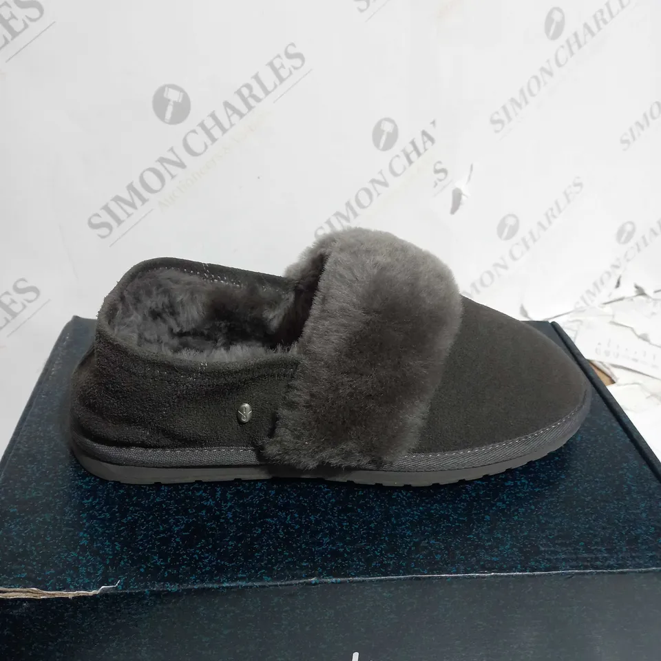 BOXED PAIR OF EMU AUSTRALIA SLIPPER IN CHARCOAL SIZE 6
