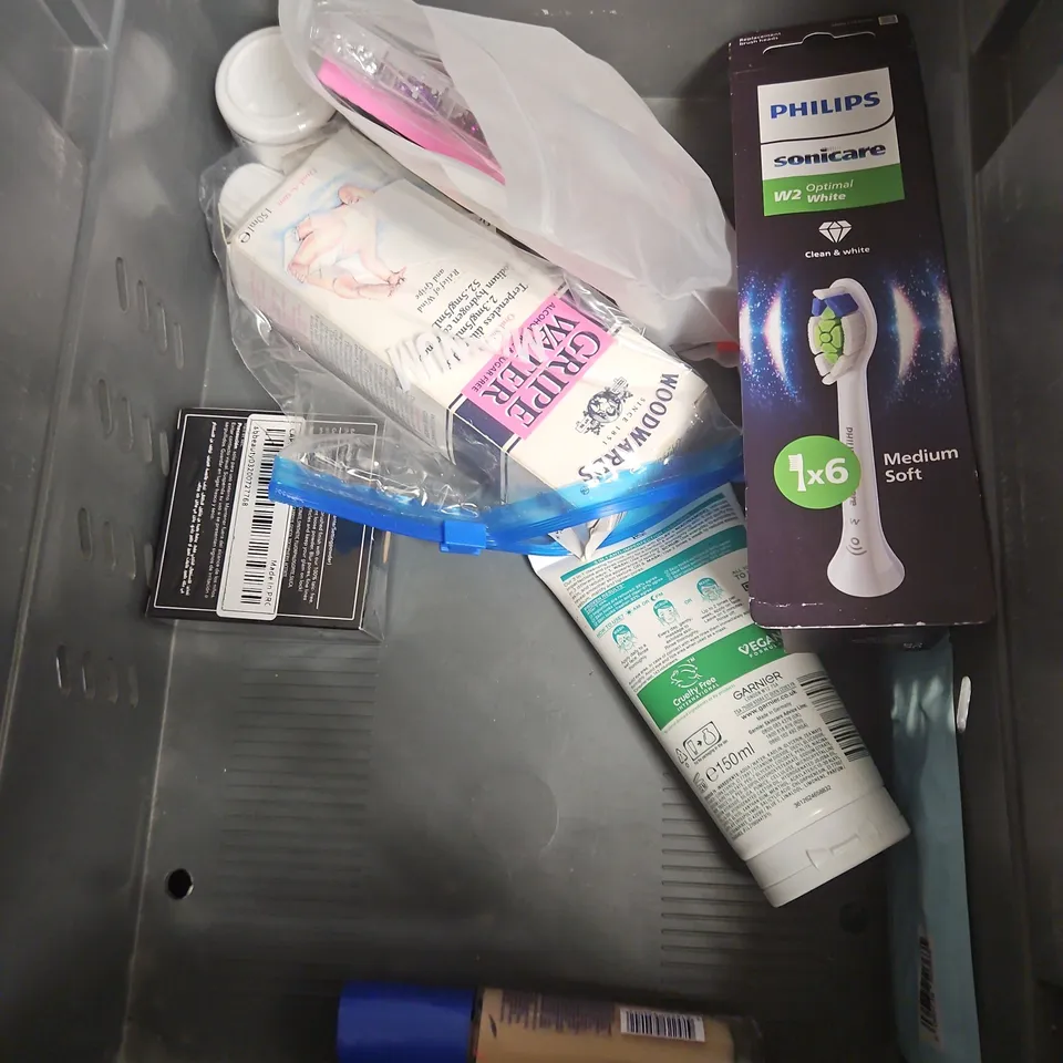 APPROXIMATEY 20 ASSORTED HEALTH AND BEAUTY PRODUCTS TO INCLUDE -MERODA MAKEUP BRUSH - GLAMRDIP NAIL POWDER - GROW GORGEOUS THICKENING SPRAY - ETC