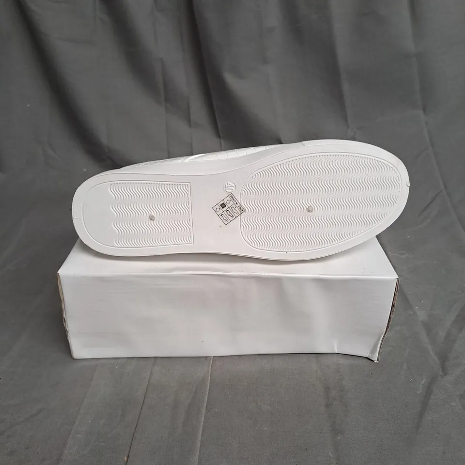 BOXED LOT OF APPROX. 10 PAIRS OF WHITE LACE UP BOOTS 