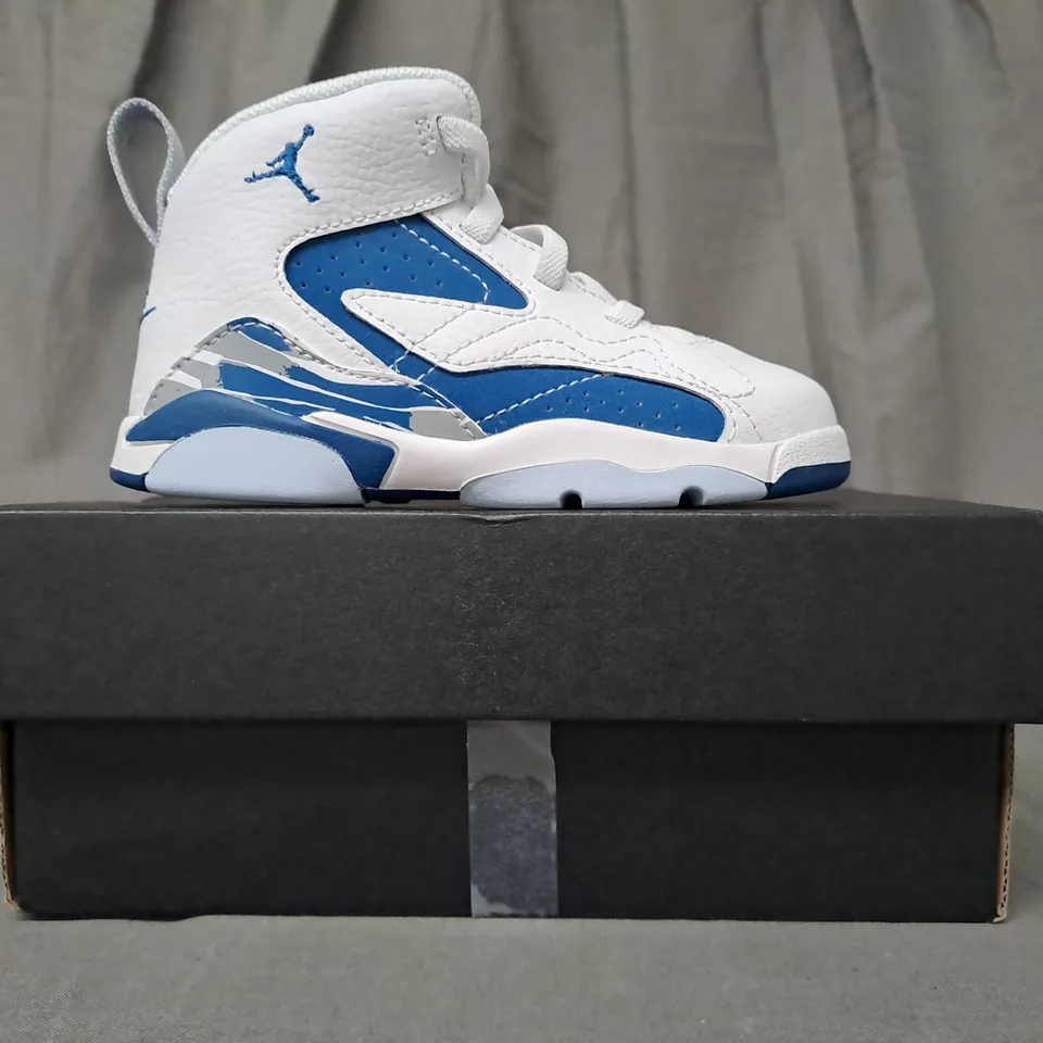 BOXED PAIR OF NIKE JORDAN MVP KIDS SHOES IN WHITE/BLUE UK SIZE 7.5