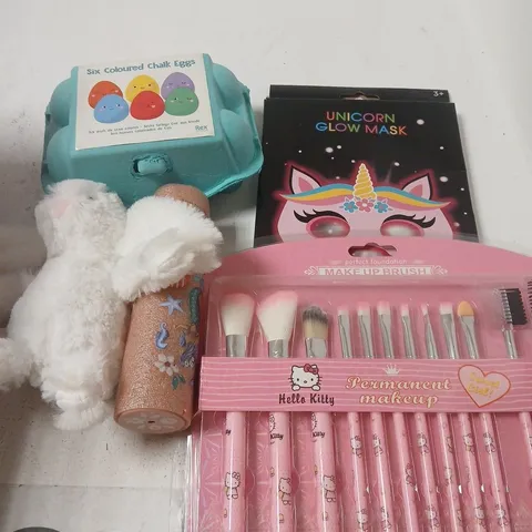 APPROXIMATELY 10 ASSORTED TOYS AND GAMES TO INCLUDE HELLO KITTY MAKE-UP, GLOW MASK, TENNIS BALLS ETC 