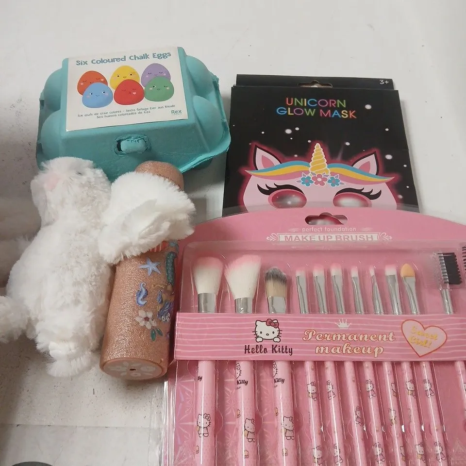 APPROXIMATELY 10 ASSORTED TOYS AND GAMES TO INCLUDE HELLO KITTY MAKE-UP, GLOW MASK, TENNIS BALLS ETC 