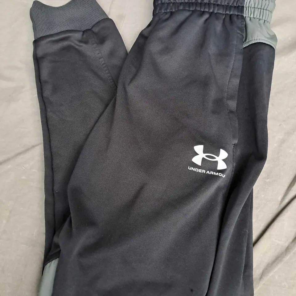 UNDER ARMOUR LOOSE FIT JOGGERS - LARGE