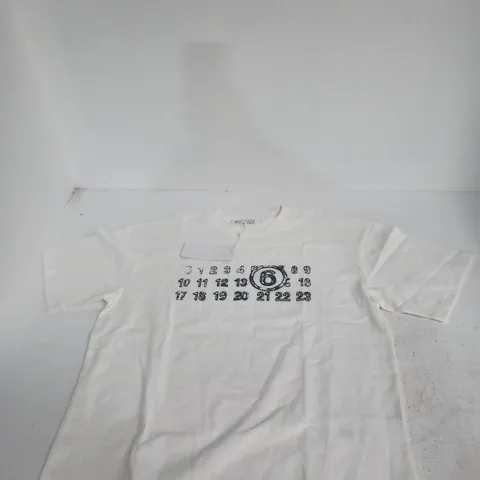 MAISON MARGIELA WHITE T-SHIRT WITH NUMERAL LOGO PRINT – SIZE M