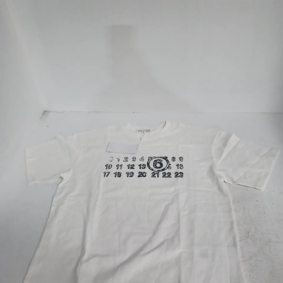 MAISON MARGIELA WHITE T-SHIRT WITH NUMERAL LOGO PRINT – SIZE M