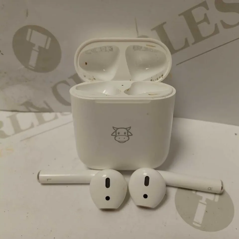 1ST GENERATION APPLE AIRPOD BUDS