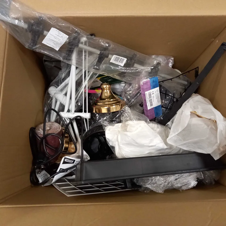 BOX OF APPROX 10 ITEMS TO INCLUDE EVOLUTION 255MM DIAMOND BLADE, SPARE PARTS FOR BLACK&DECKER WORKBENCH, DREMEL (BODY ONLY)