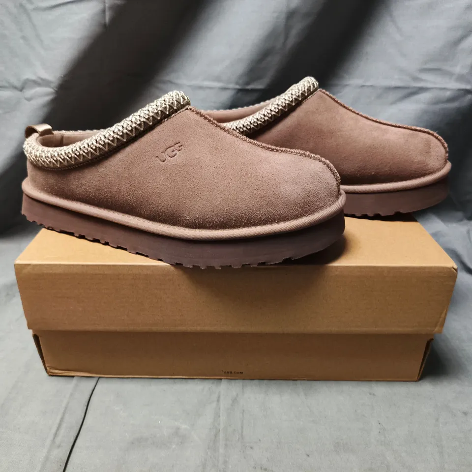 BOXED PAIR OF UGG K TAZZ SHOES IN TAUPE SIZE UK 5