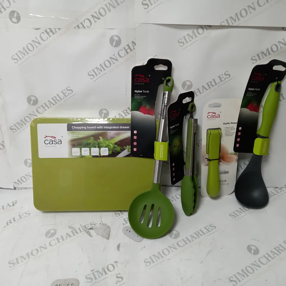 APPROXIMATELY 5 ASSORTED CASA PROFESSIONAL KITCHEN UTENSILS TO INCLUDE CHOPPING BOARD, GARLIC PRESS, TONG ETC. 