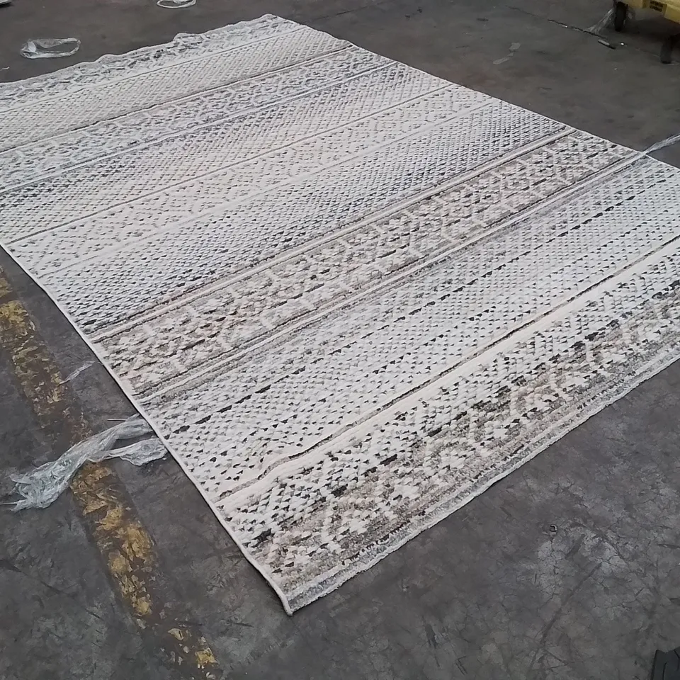 QUALITY DESIGNER AREA RUG - APPROXIMATELY 310X200CM