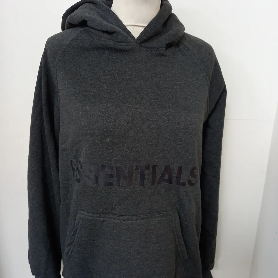 APPROXIMATELY 20 ASSORTED CLOTHING ITEMS TO INCLUDE CRAGHOPPERS T-SHIRT SIZE M AND ESSENTIALS HOODIE SIZE M 