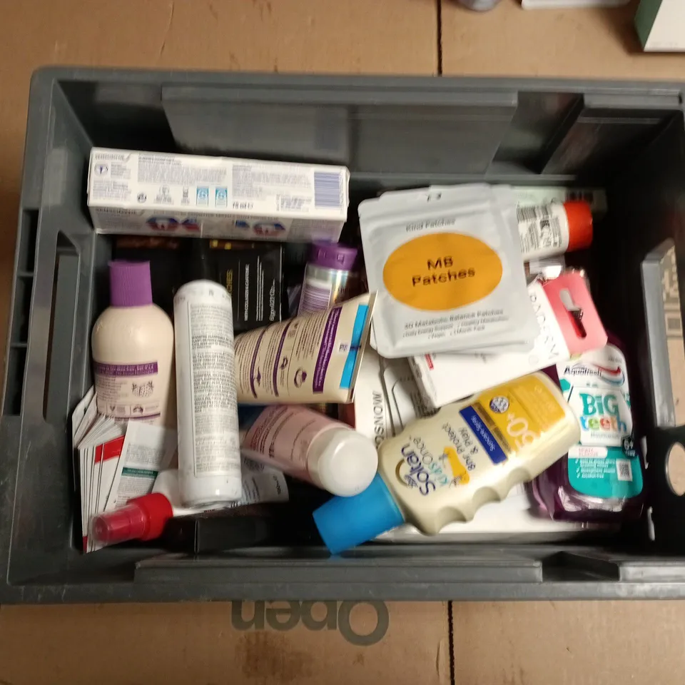 APPROXIMATEY 20 ASSORTED HEALTH AND BEAUTY PRODUCTS TO INCLUDE FACETHEORY HYDRASERENE NIGHT CREAM, BERBERINE PATCHES, SKIN TREATS GLOW WHIP BODY LOTION ETC 