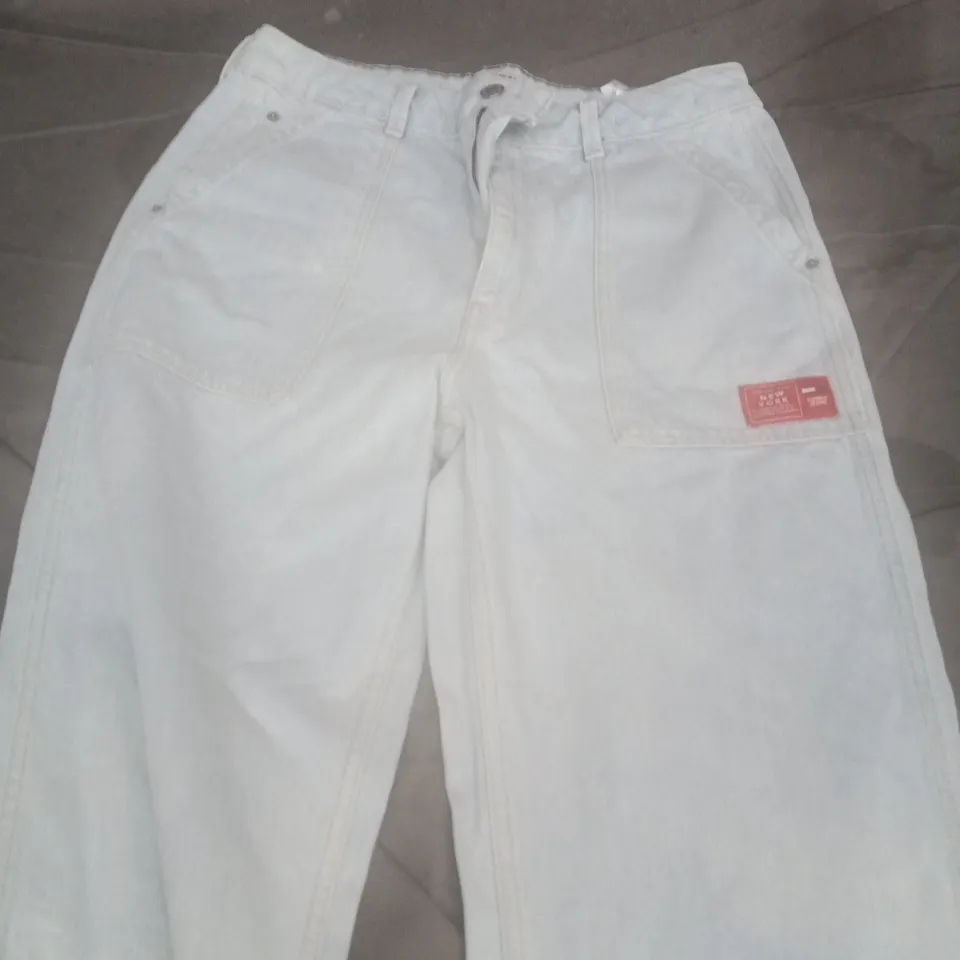 TOMMY JEANS LIGHT-WASH DENIM JEANS – UK SIZE 30 