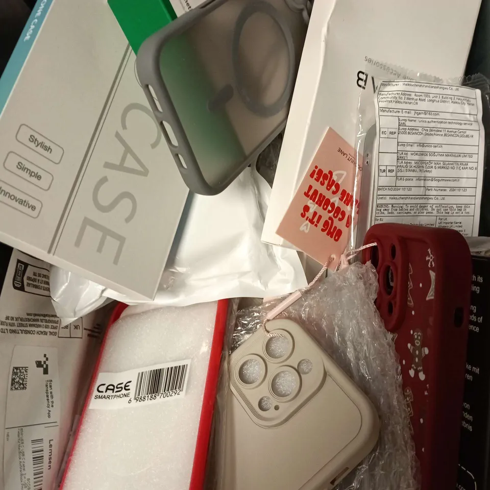 APPROXIMATELY 15 ASSORTED SMARTPHONE ACCESSORIES TO INCLUDE CHARGING CABLES, POWERBANKS, PHONE CASES ETC 