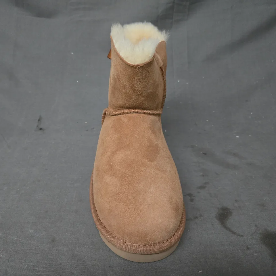 BOXED PAIR OF UGG MINI BOW SHOES IN CHESTNUT UK SIZE 6