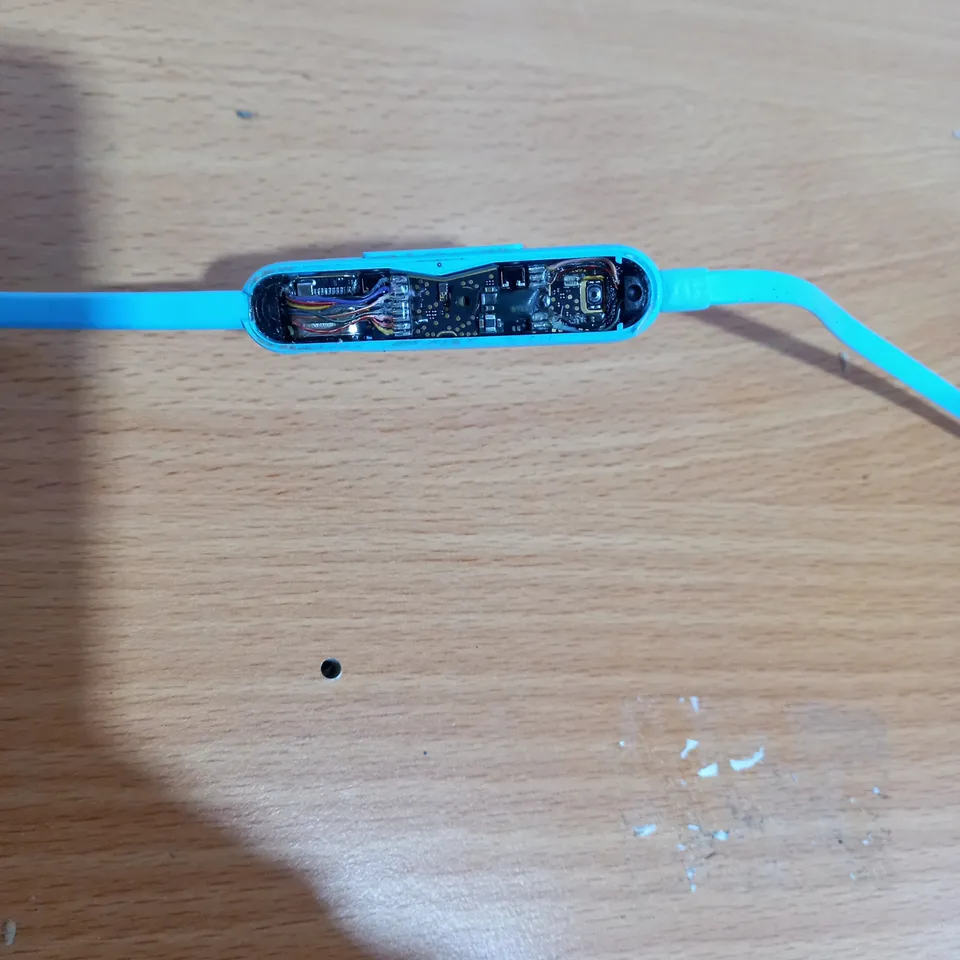 BEATS WIRELESS ROUND NECK EARPHONES WITH MAGNETIS HEADS, BLUE