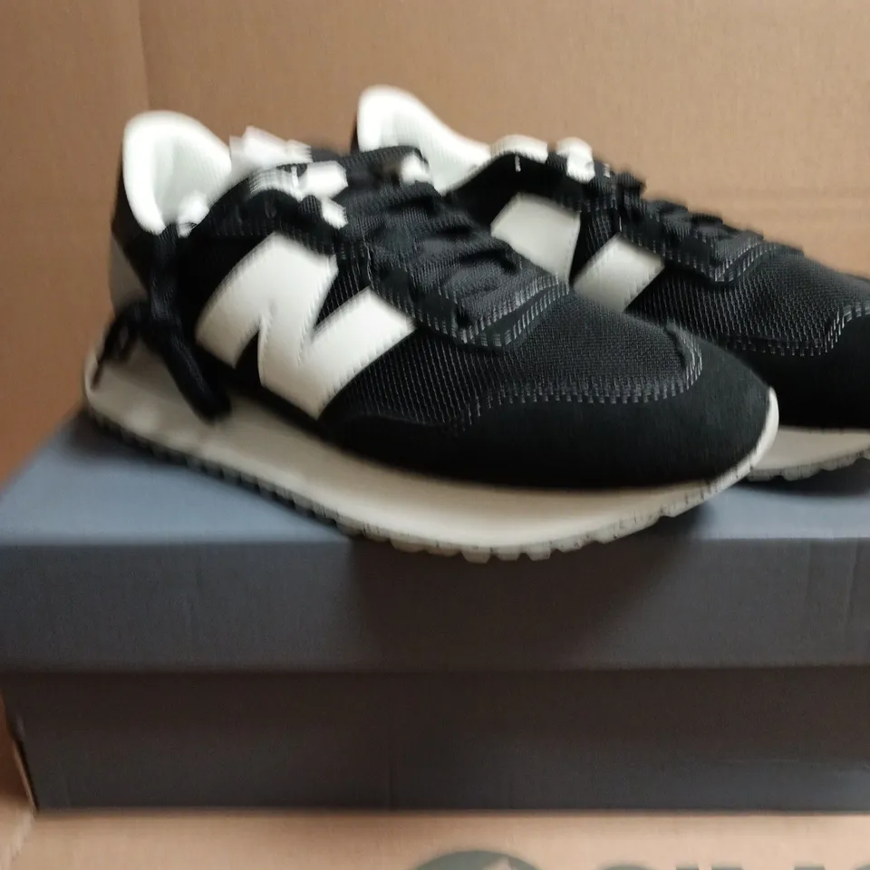BOXED PAIR OF NEW BALANCE BLACK TRAINERS – UK 6