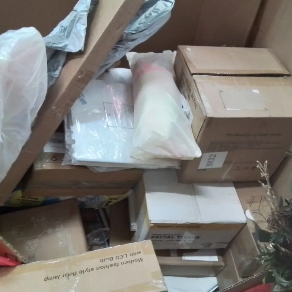 PALLET CONTAINING VARIOUS ASSORTED BOXED HOUSEHOLD ITEMS TO INCLUDE: FLOOR LAMP, 5-IN-1 BABY HIGH CHAIR, 22" LED MONITOR,  PUZZLE MAT  AND LOTS MORE UNMARKED BOXED ITEMS 