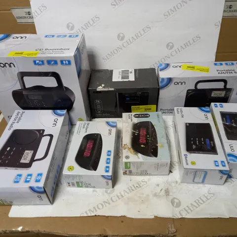 LOT OF APPROX. 8 ASSORTED AUDIO PLAYER TO INCLUDE CD PLAYERS, RADIOS AND ALARM CLOCKS