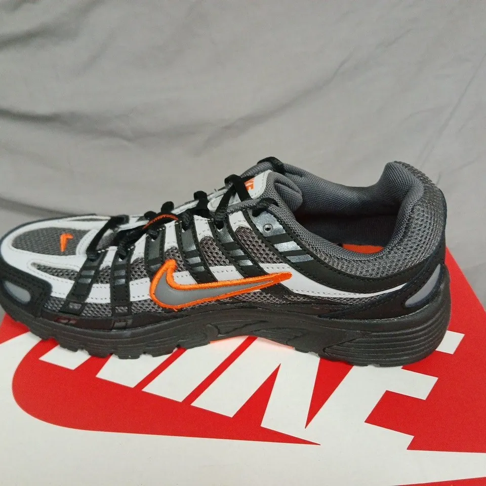 BOXED NIKE P-6000 (GS) KIDS TRAINERS – GREY/BLACK WITH ORANGE SWOOSH, UK 5.5 (EU 38.5)