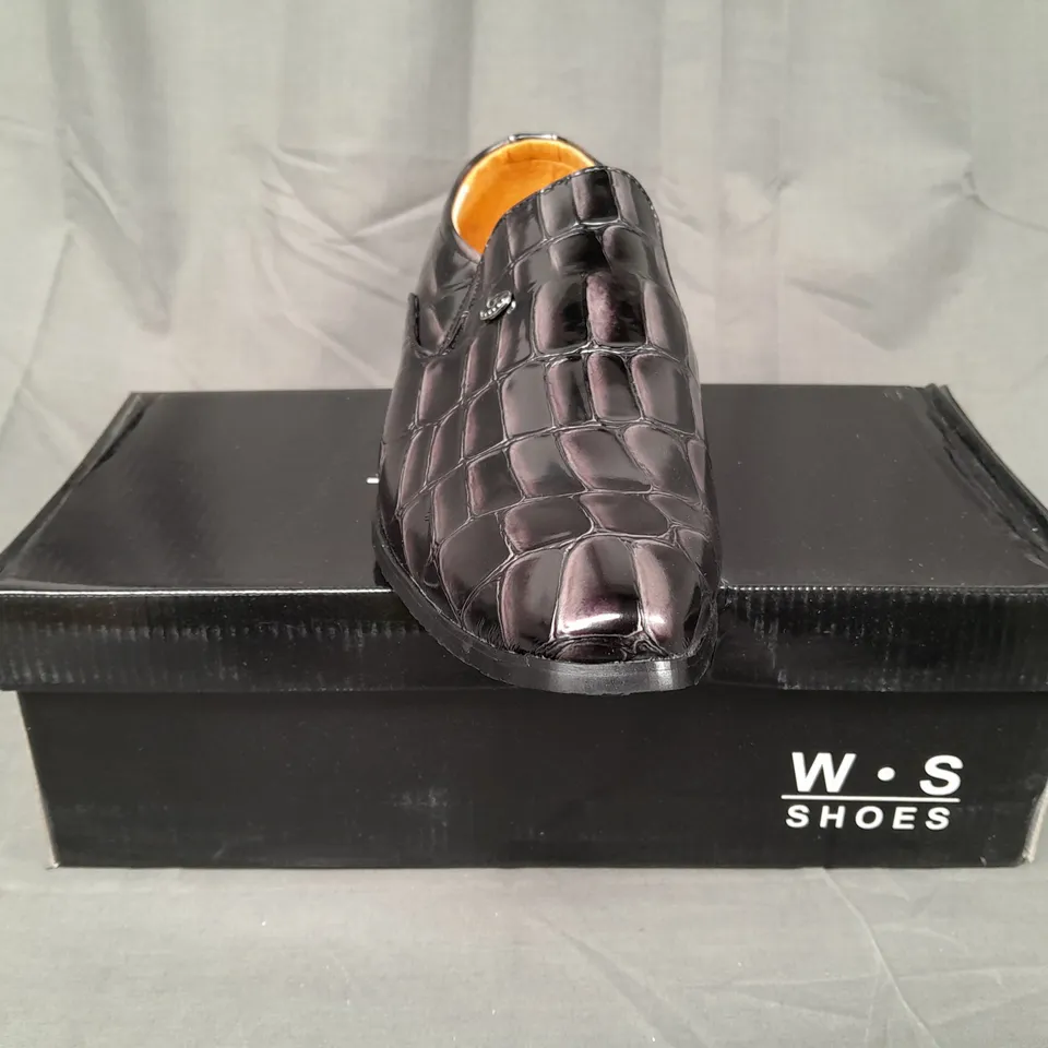 BOX OF APPROXIMATELY 6 PAIRS OF W.S SLIP-ON SHOES IN BLACK - VARIOUS SIZES