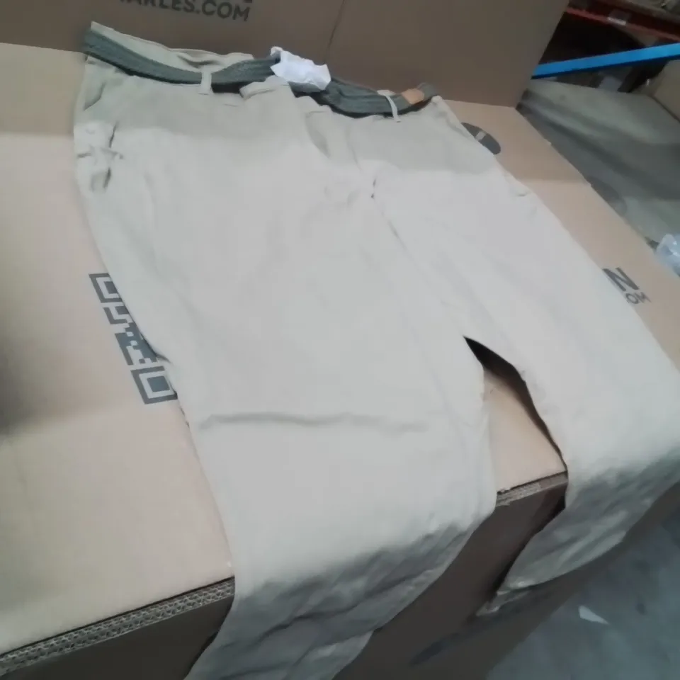 BOXED BRAND NEW APPROXIMATELY 5 JULIPA CHINO TROUSERS STONE SIZE 28