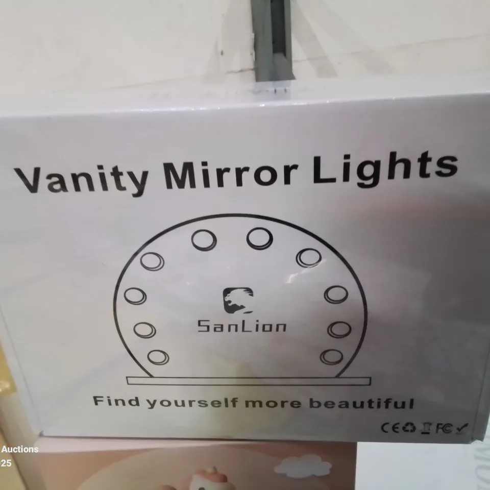 BOX CONTAINING LARGE AMOUNT OF BOXED ELECTRICAL ITEMS TO INCLUDE: VANITY MIRROR LIGHTS, 5INCH RING LIGHT, VARIOUS LIGHT BULBS, PHONENCASES, EARPHONES AND LOTS MORE.