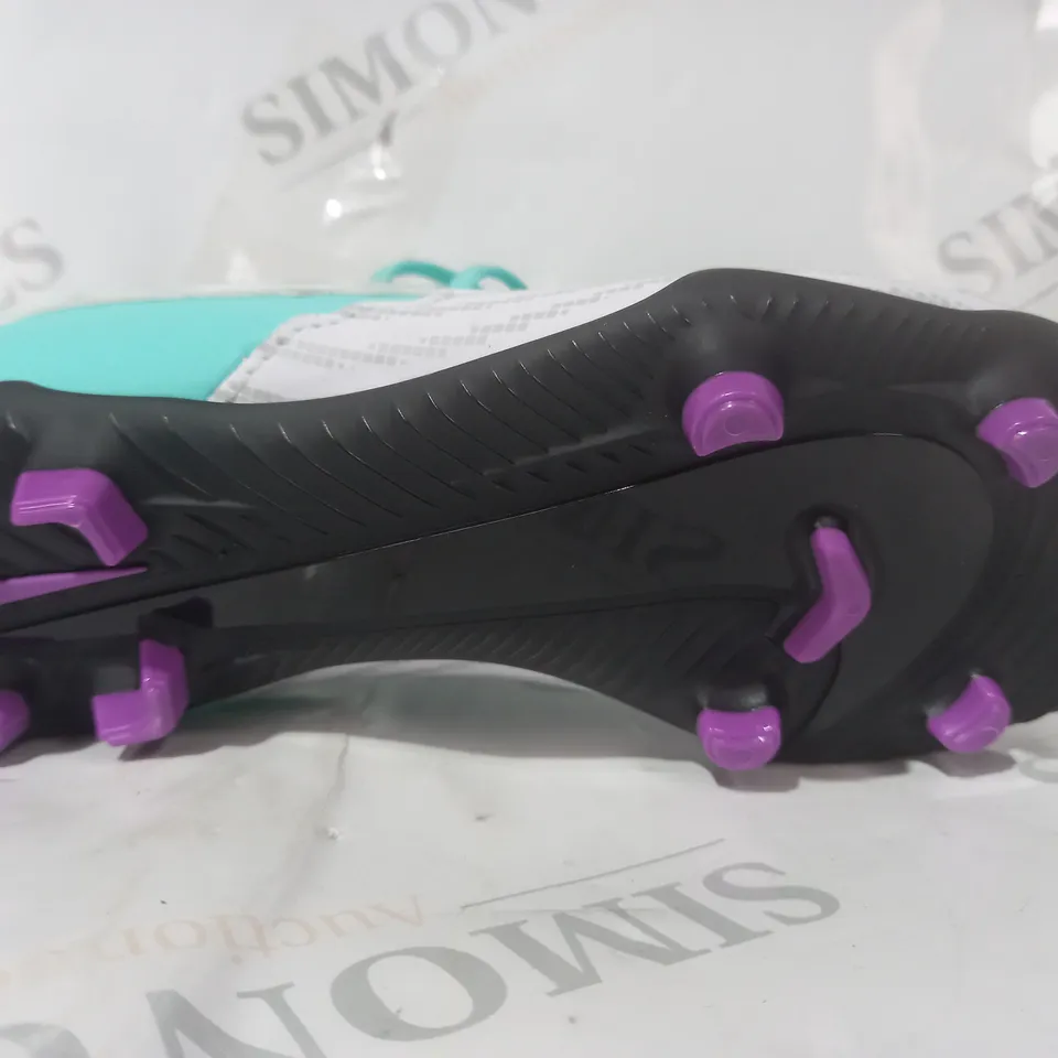 PAIR OF NIKE PHANTOM KIDS FOOTBALL BOOTS IN MINT/WHITE UK SIZE 1