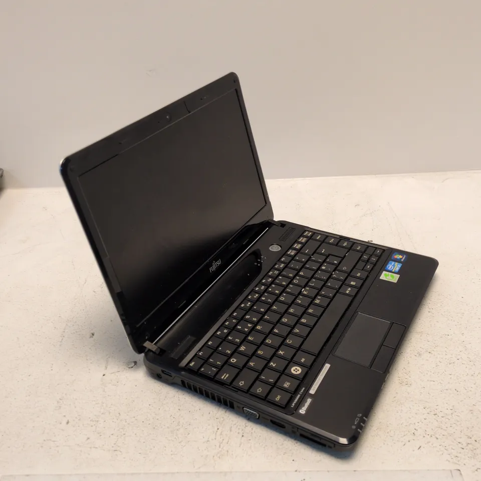 FUJITSU LIFEBOOK SH531 LAPTOP – UK KEYBOARD, I3-2350M, 4GB RAM, BLACK (CAMERA UNTESTED)