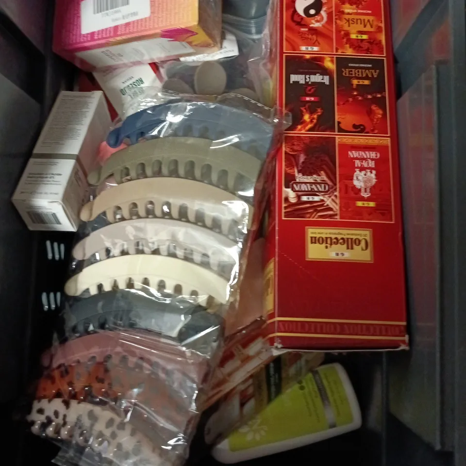 APPROXIMATELY 20 HEALTH AND BEAUTY PRODUCTS TO INCLUDE CERAVE HYDRATING CLEANSER, GARDENER'S HAND CARE SET AND AVON KIDS DETANGLING SPRAY