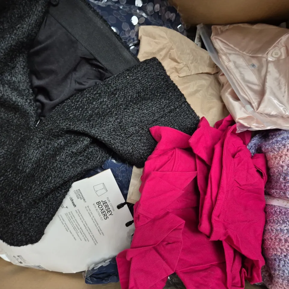 BOX OF APPROXIMATELY 20 ASSORTED CLOTHING AND FASHION ITEMS IN VARIOUS STYLES, SIZES, AND COLOURS - COLLECTION ONLY