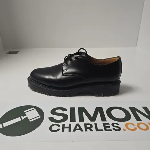 SOLOVAIR X TOAST BLACK LEATHER DERBY SHOE – LACE-UP