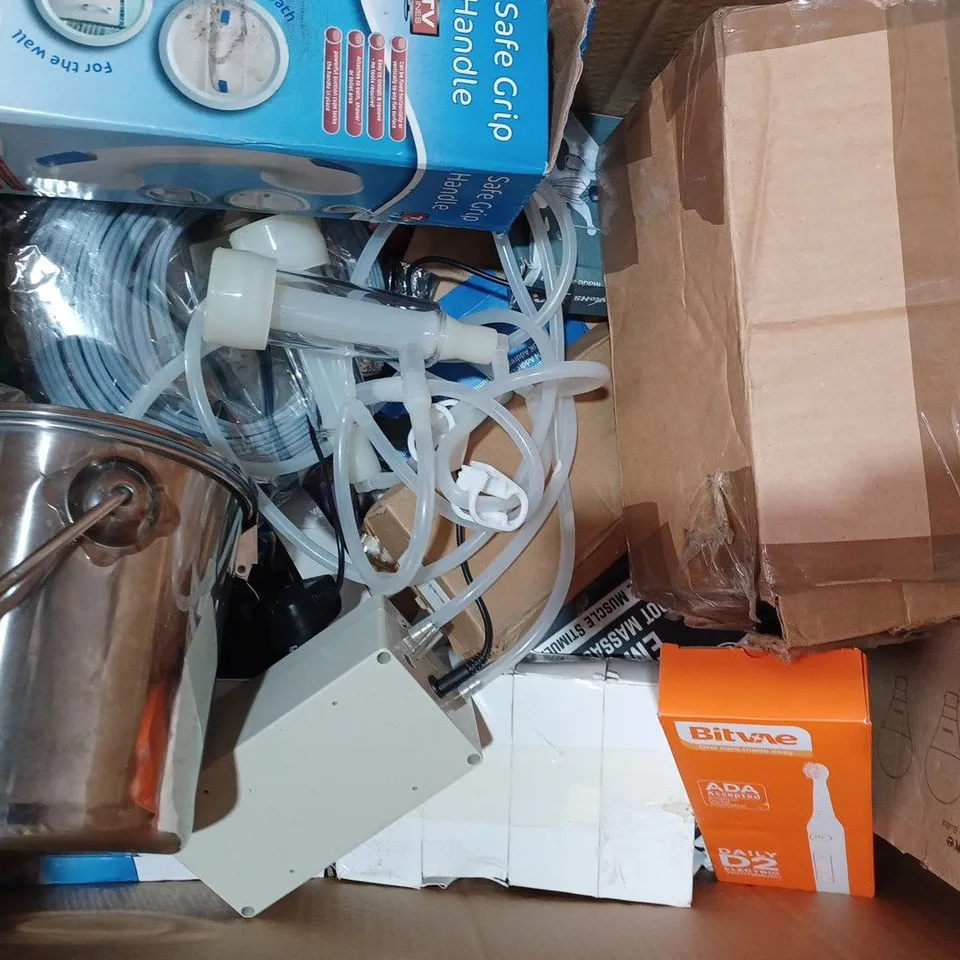 BOX OF APPROXIMATELY 20 ASSORTED HOUSEHOLD ITEMS TO INCLUDE PICK & MIX COLOUR VIOLET, INSIDE AN ALIEN SCIENCE SET, SEVERED ARM HALLOWEEN DECORATION, ETC