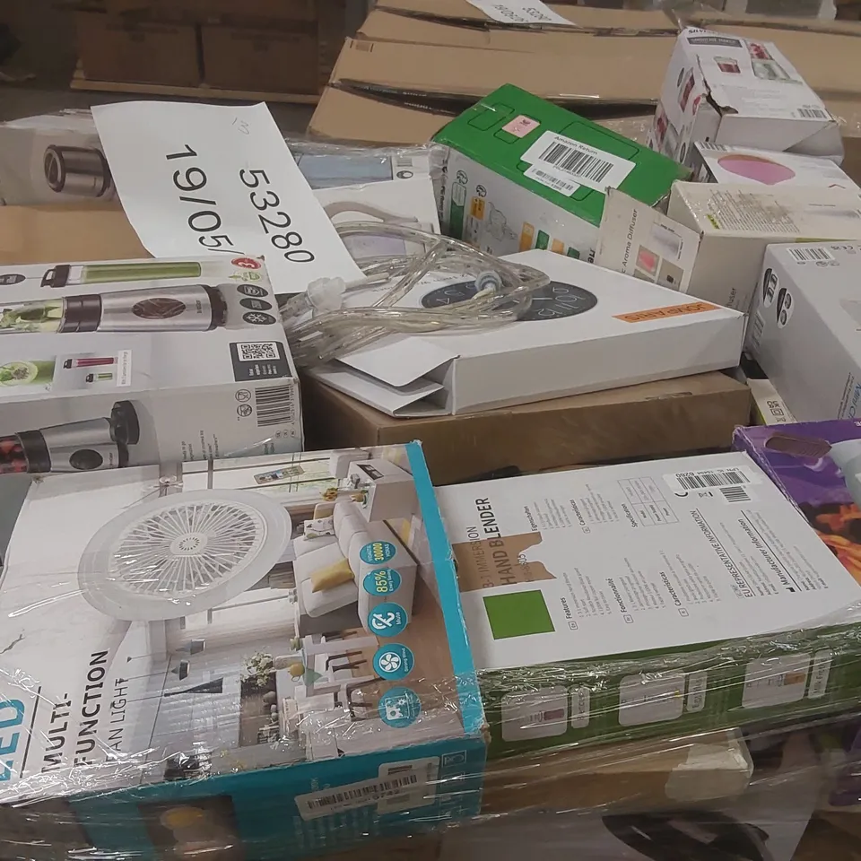 PALLET CONTAINING A VERY LARGE QUANTITY OF ASSORTED ITEMS INCLUDING: SLOW JUICER, RICE COOKER, MINI SEWING MACHINE, SILVERCREST SMOOTHIE MAKERS, MILK BROTHER ECT