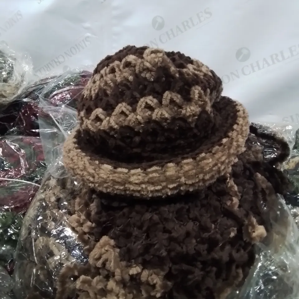 LOT CONTAINING LARGE AMOUNT OF BAGGED WOOLEN HATS IN VARIOUS COLOURS AND DESIGNS 