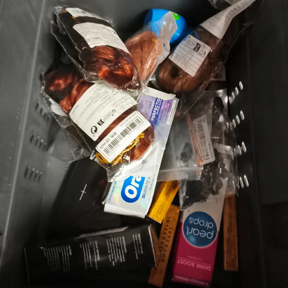APPROXIMATEY 20 ASSORTED HEALTH AND BEAUTY PRODUCTS TO INCLUDE - L'OREAL ELVIVE RESTORING SHAMPOO - ORIFLME MILK & HONEY SUGAR SCRUB - ESTEE LAUDER NUTRITIOUS FOAM CLEANER - ETC