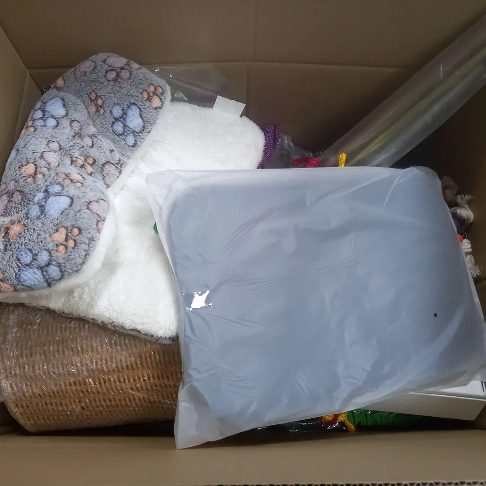 BOX OF APROXIMATELY 15 ASSORTED HOUSEHOLD ITEMS TOO INCLUDE HOSE PIPES , BEDDING , POUCHES , ETC 