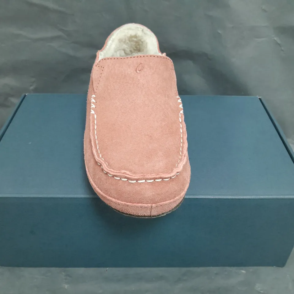 BOXED PAIR OF OLUKAI WOMEN'S NOHEA SLIPPERS IN PINK SIZE UK 6