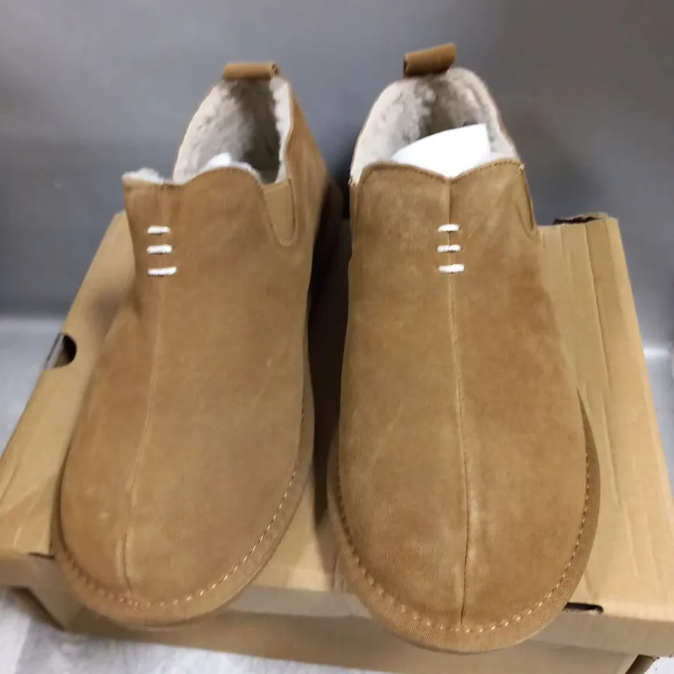 BOXED MENS'S LOWLAND SHEEPSKIN AND SUEDE SLIPPERS SIZE 11