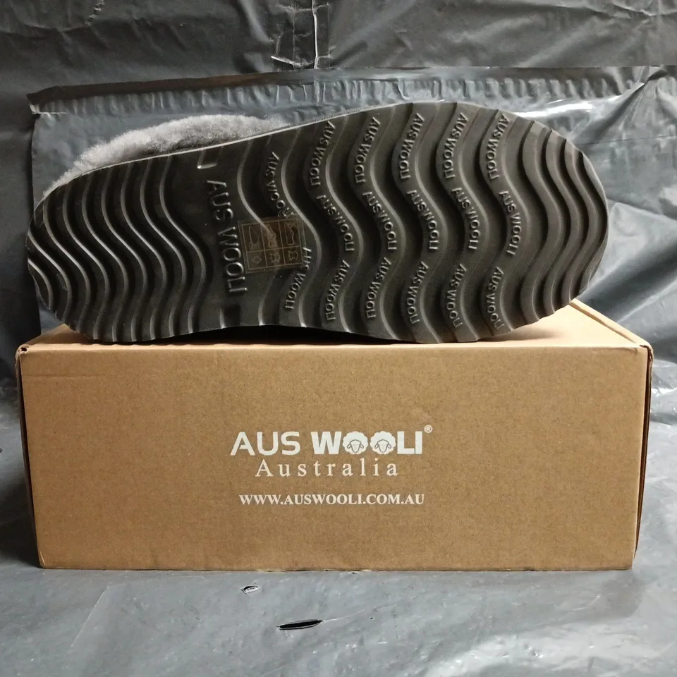 BOXED PAIR OF AUS WOOLI SYDNEY SLIPPERS IN GREY SIZE UK 7