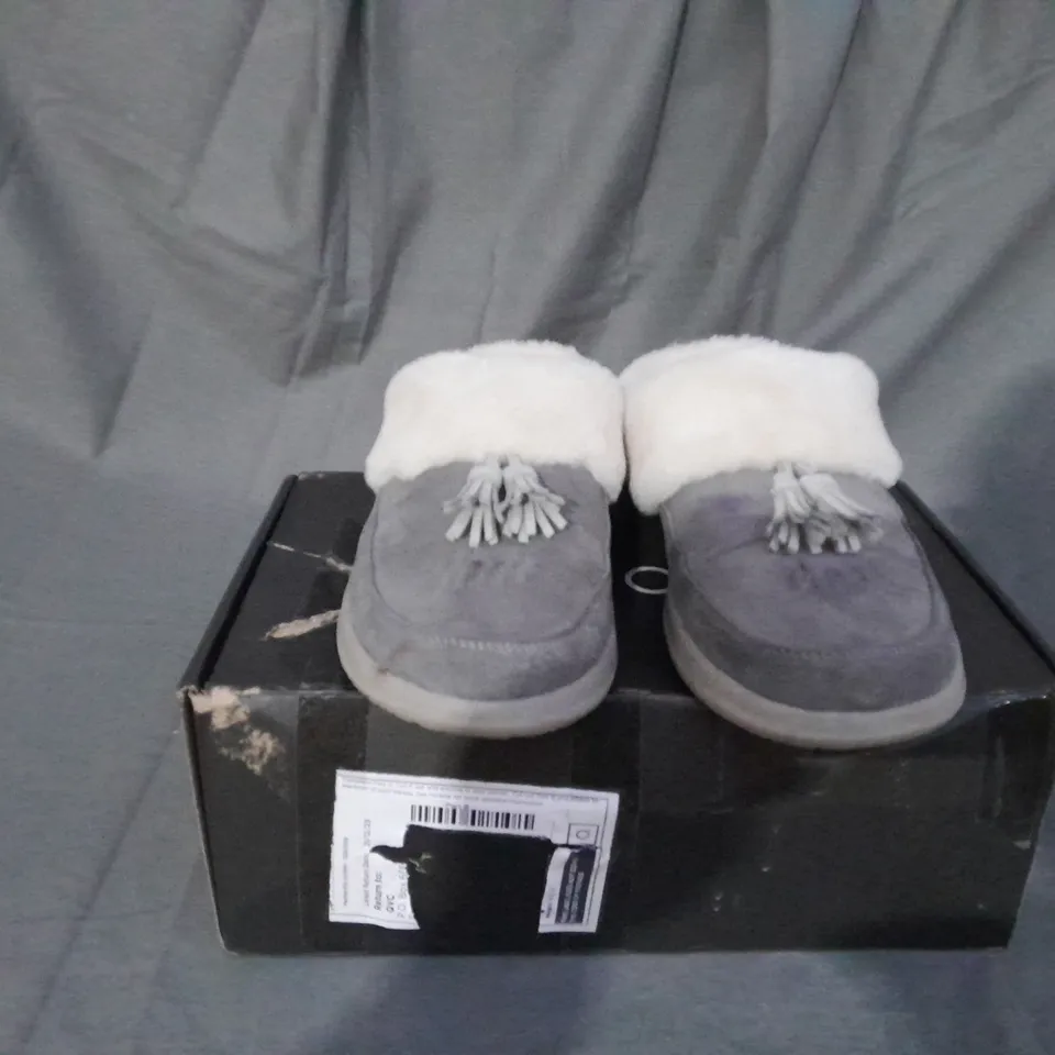 BOXED PAIR OF VIONIC PERRIN SLIPPERS IN CHARCOAL SIZE 6