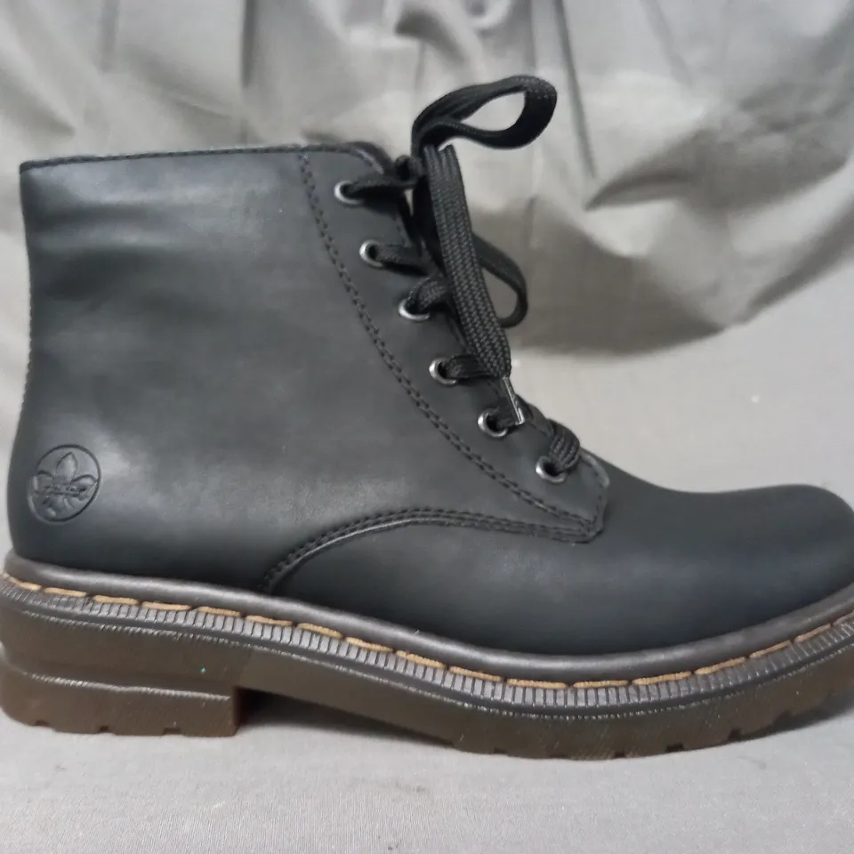 BOXED PAIR OF RIEKER ANKLE BOOTS IN BLACK SIZE 6