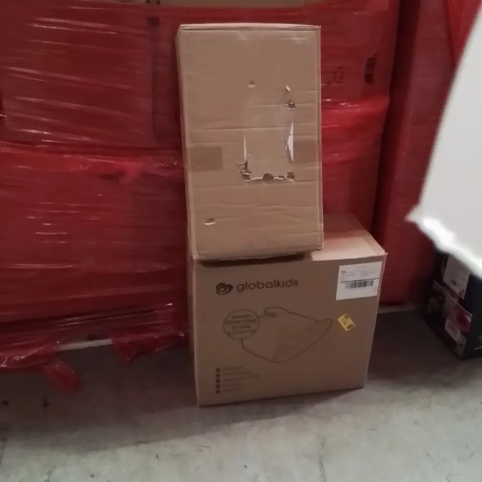 PALLET OF ASSORTED HOUSEHOLD GOODS AND PRODUCTS TO INCLUDE;BABY SEAT,KITCHEN KNIVES HOLDER