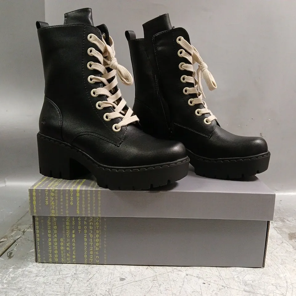BOXED PAIR OF KOI SALVIUS SWIFT LACE UP BOOTS IN BLACK SIZE UK 5