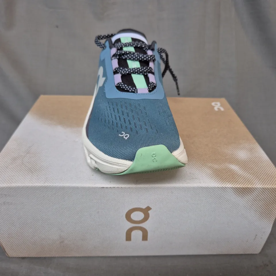 BOXED PAIR OF ON CLOUDMONSTER SHOES IN DUST/VAPOR UK SIZE 4.5