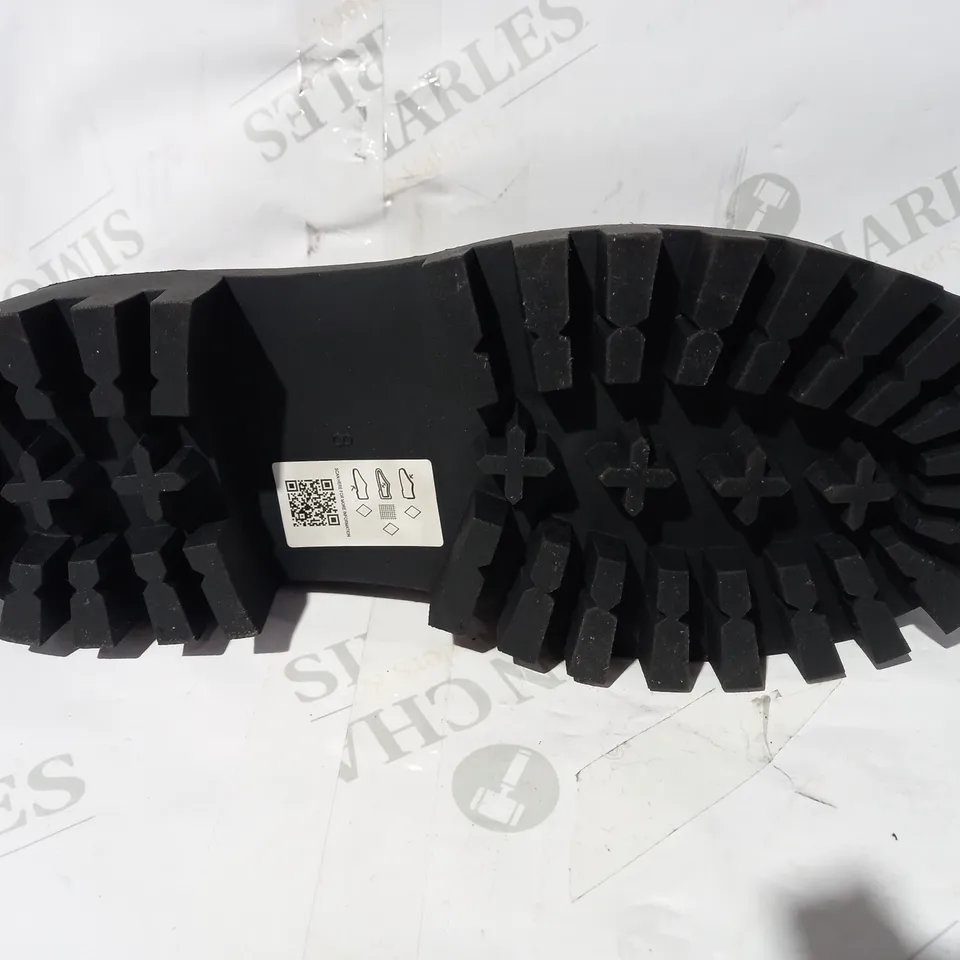 BOXED PAIR OF ASOS DESIGN WIDE FIT CHUNKY SHOES IN BLACK UK SIZE 8