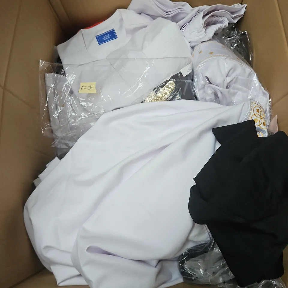 BOX OF APPROXIMATELY 20 ASSORTED CLOTHING ITEMS TO INCLUDE DRESS, JACKET, LEGGINGS, ETC